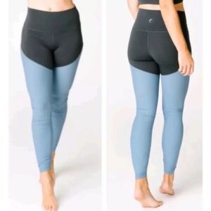 Zyia Storm Parallel Luxe Ribbed & Ruched 7/8 Leggings - Women’s Size 8-10